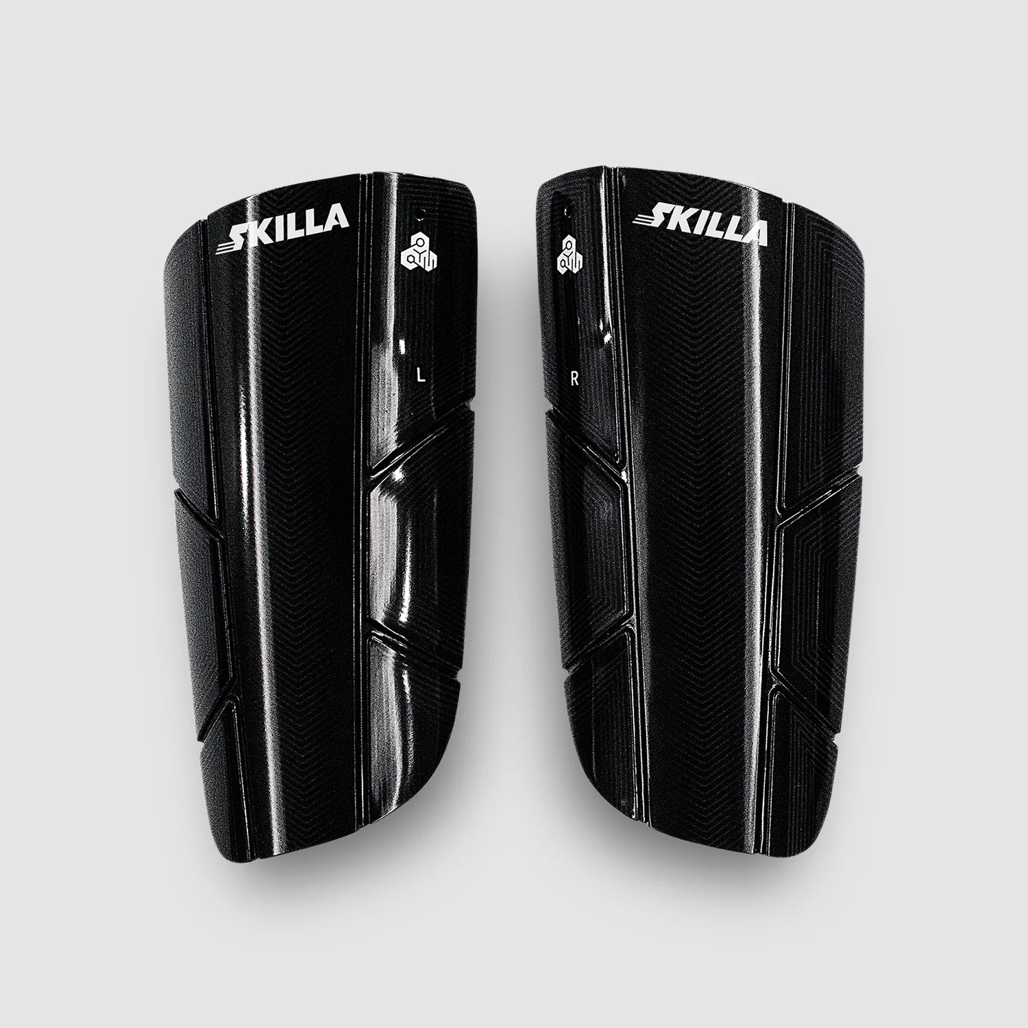 Schwarze SKILLA Smart Shin Guards, linker und rechter Schienbeinschoner als Freisteller in Frontansicht