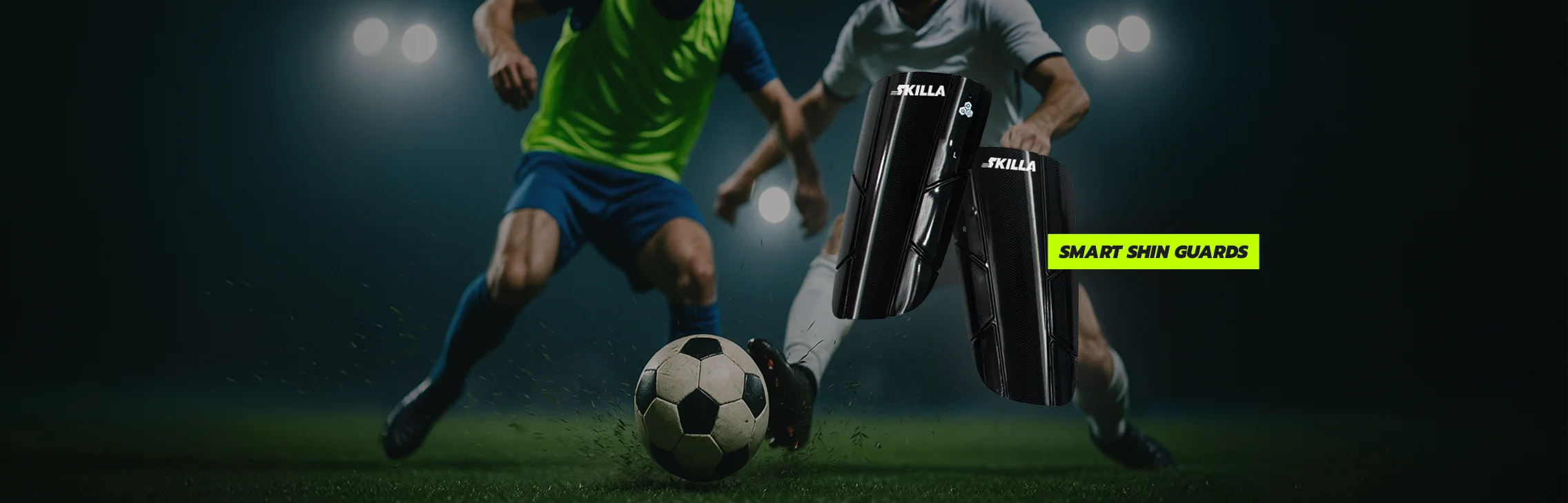 Zwei Fußballspieler im Zweikampf mit SKILLA Smart Shin Guards und Produktfreisteller, Headline „Track deine Skills“