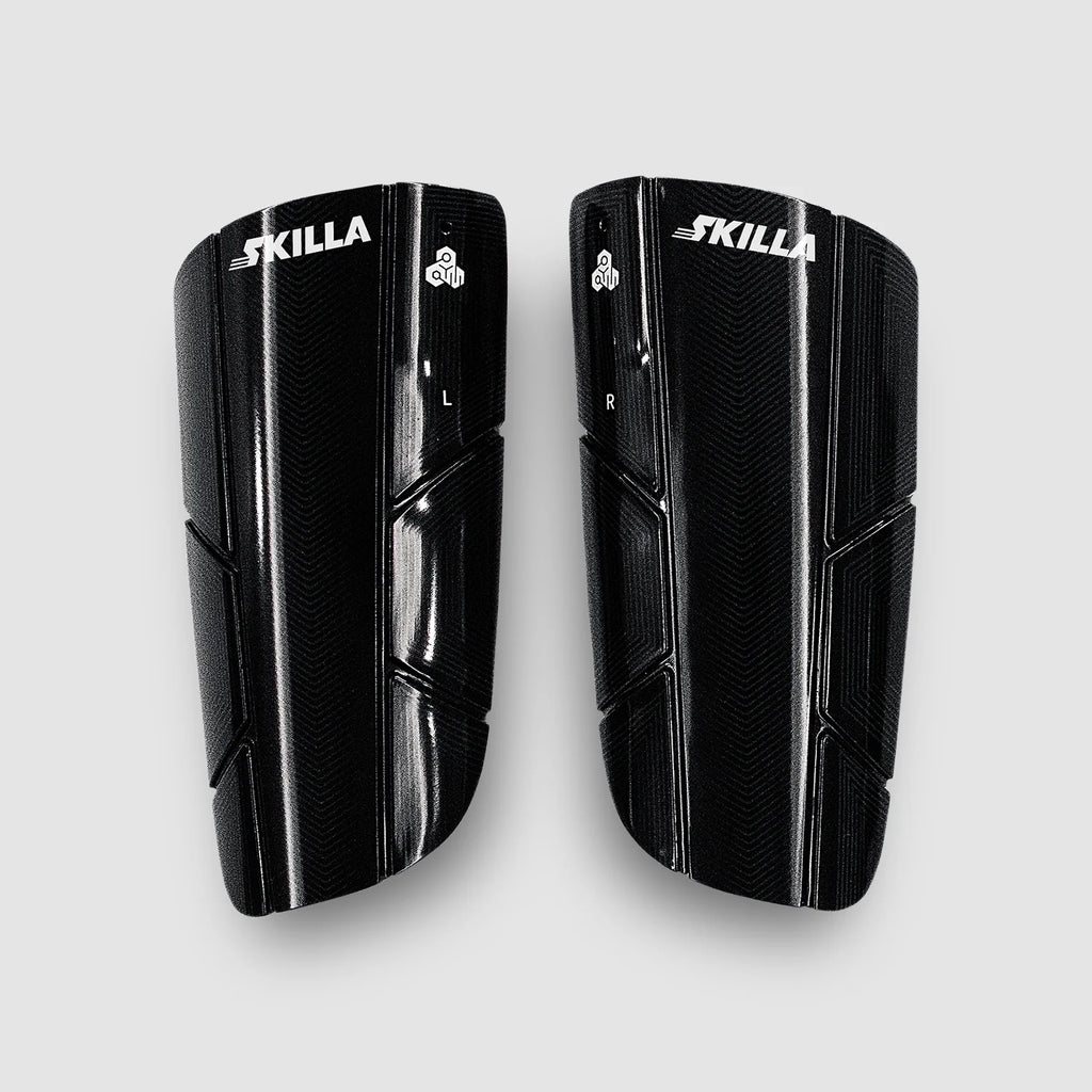 Schwarze SKILLA Smart Shin Guards, linker und rechter Schienbeinschoner als Freisteller in Frontansicht