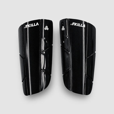 Schwarze SKILLA Smart Shin Guards, linker und rechter Schienbeinschoner als Freisteller in Frontansicht