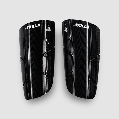 Schwarze SKILLA Smart Shin Guards, linker und rechter Schienbeinschoner als Freisteller in Frontansicht