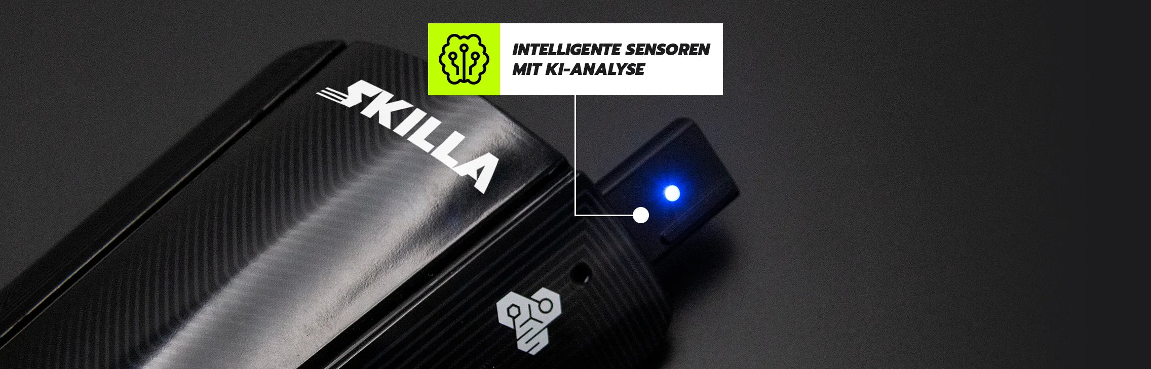 Close-up vom SKILLA Smart ShinGuards mit eingestecktem Sensor Headline "Intelligente Sensoren mit KI-Analyse"